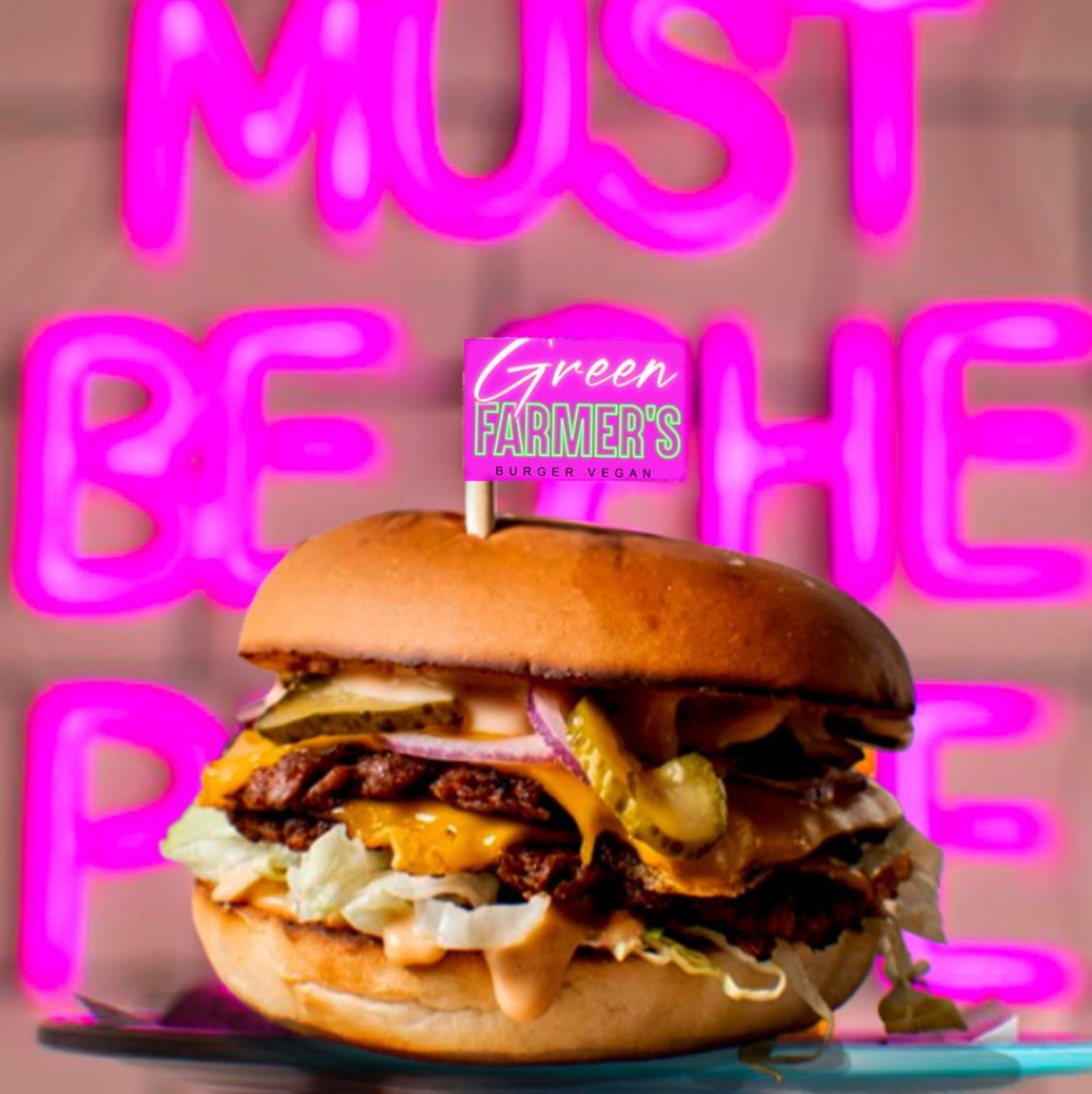 Burger vegan Green Farmer's mis en scène sur fond néon rose, gamme No Meat