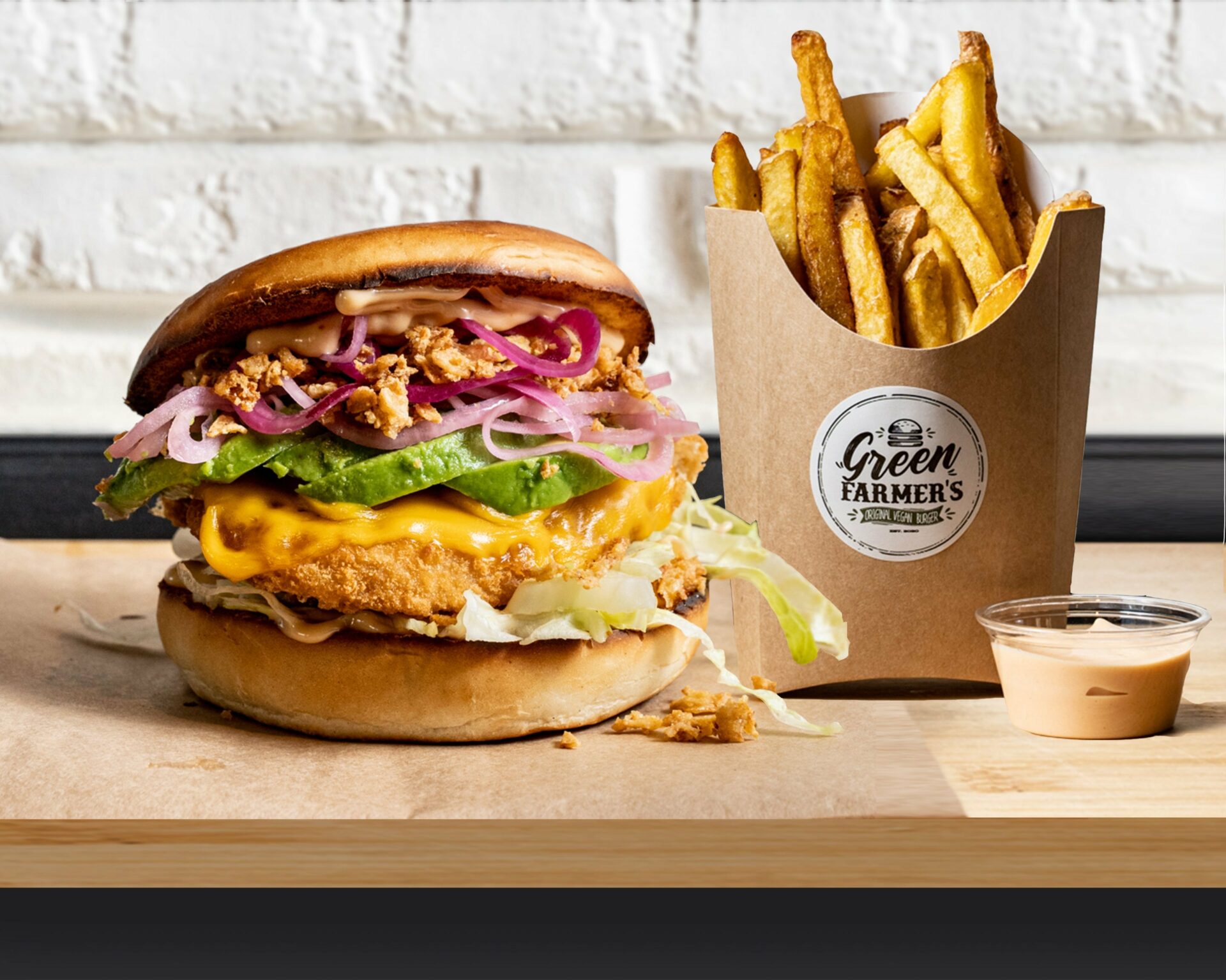Burger vegan Green Farmer's servi avec ses frites dans un emballage carton signature